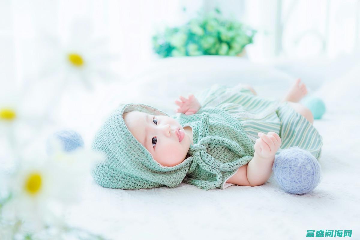一个月的宝宝老是吐奶是怎么回事 (一个月的宝宝：需要喂多少毫升奶粉？)